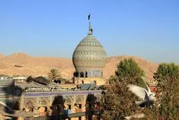 پرچم عزای امام حسین(ع) بر فراز گنبد شاهچراغ(ع) به اهتزار درآمد