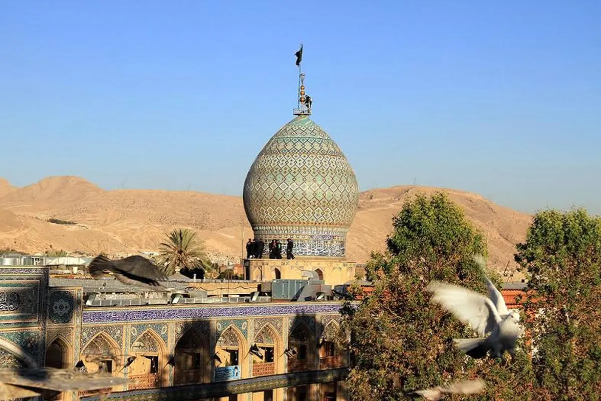 پرچم عزای امام حسین(ع) بر فراز گنبد شاهچراغ(ع) به اهتزار درآمد