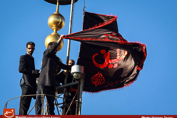 گزارش تصویری::  تعویض پرچم گنبد حرم شاهچراغ(ع)