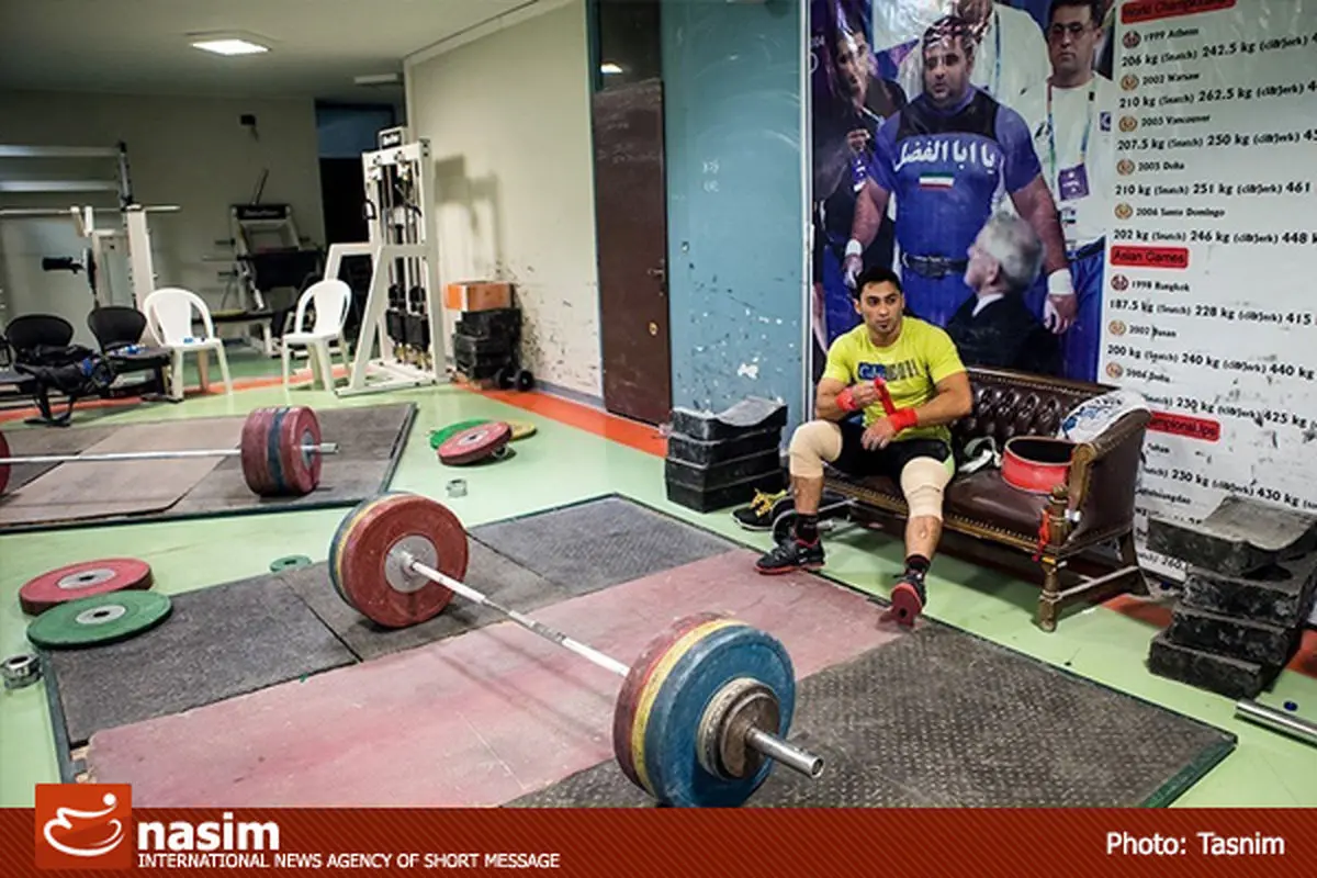 کیومرث هاشمی از اردوی تیم ملی وزنه‌برداری بازدید کرد