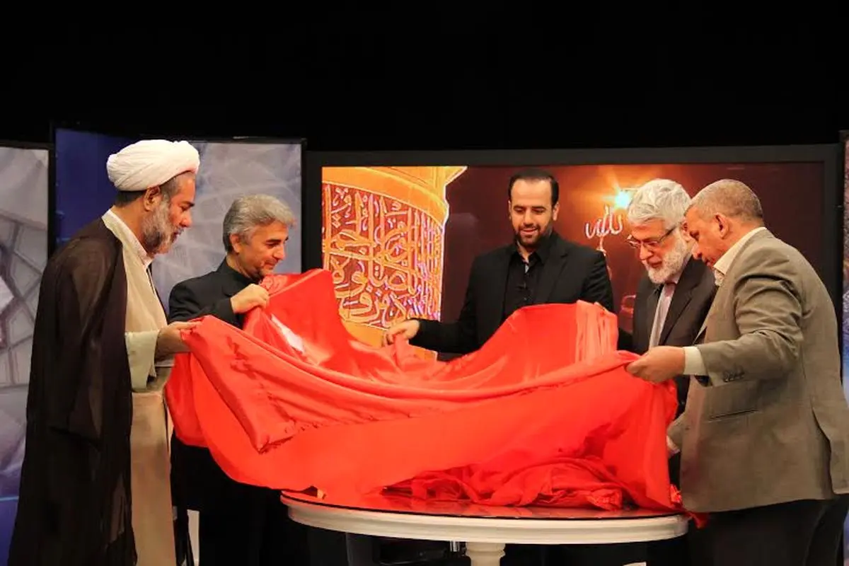 پرچم بارگاه امام حسین(ع) به صداوسیما اهدا شد