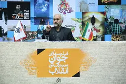 عباسی: بت دکتر و فوتبالیست و هنرمند را بشکنیم