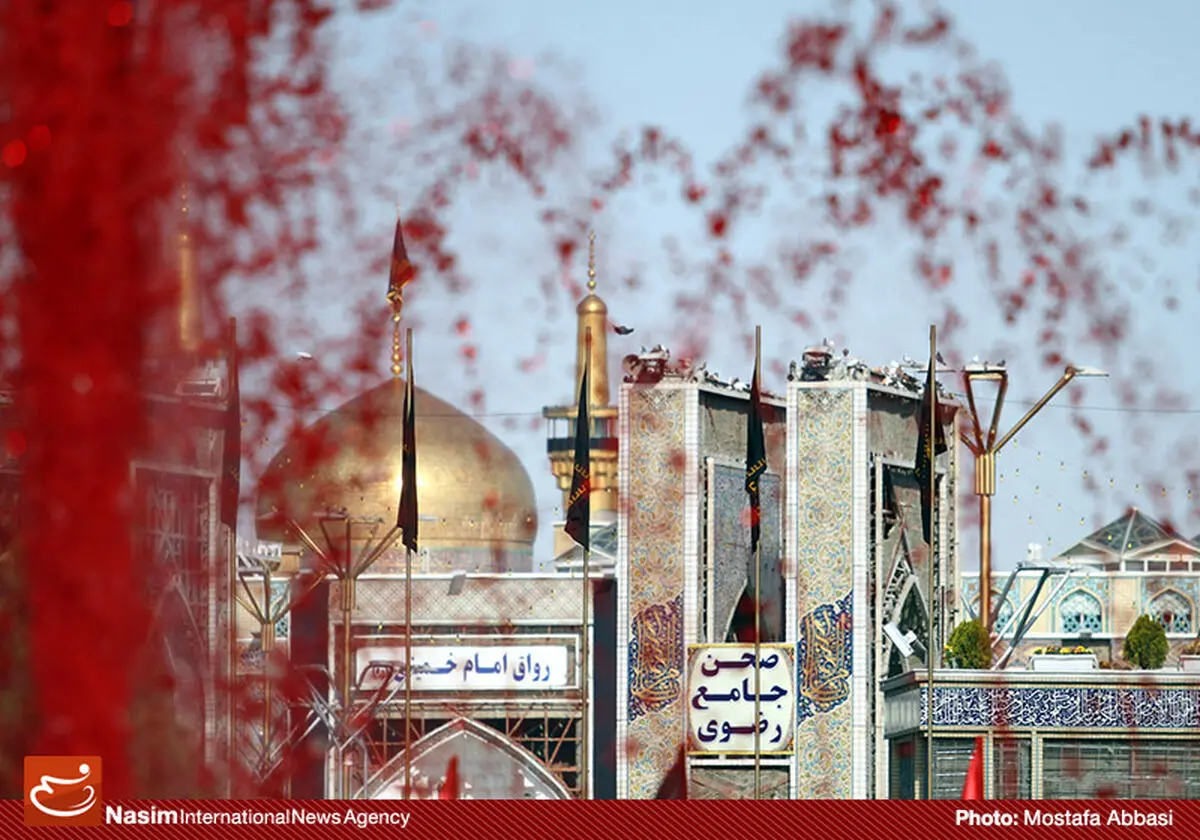 حرم امام رضا(ع) در مشهد، مملو از عاشقان حسینی است