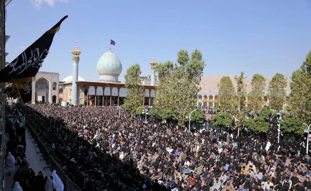 تجمع یوم‌الله ۱۳ آبان با طنین "الله‌اکبر" و "یا حسین" در  حرم شاهچراغ(ع) برگزار شد