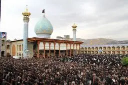 نماز ظهر عاشورا به امامت آیت‌الله دستغیب در حرم شاهچراغ(ع) برگزار شد