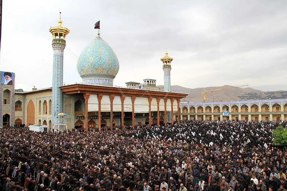 نماز ظهر عاشورا به امامت آیت‌الله دستغیب در حرم شاهچراغ(ع) برگزار شد