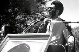 فیلم سخنرانی آیت‌الله خامنه‌ای مقابل لانه جاسوسی در عاشورای سال ۵۸  منتشر شد