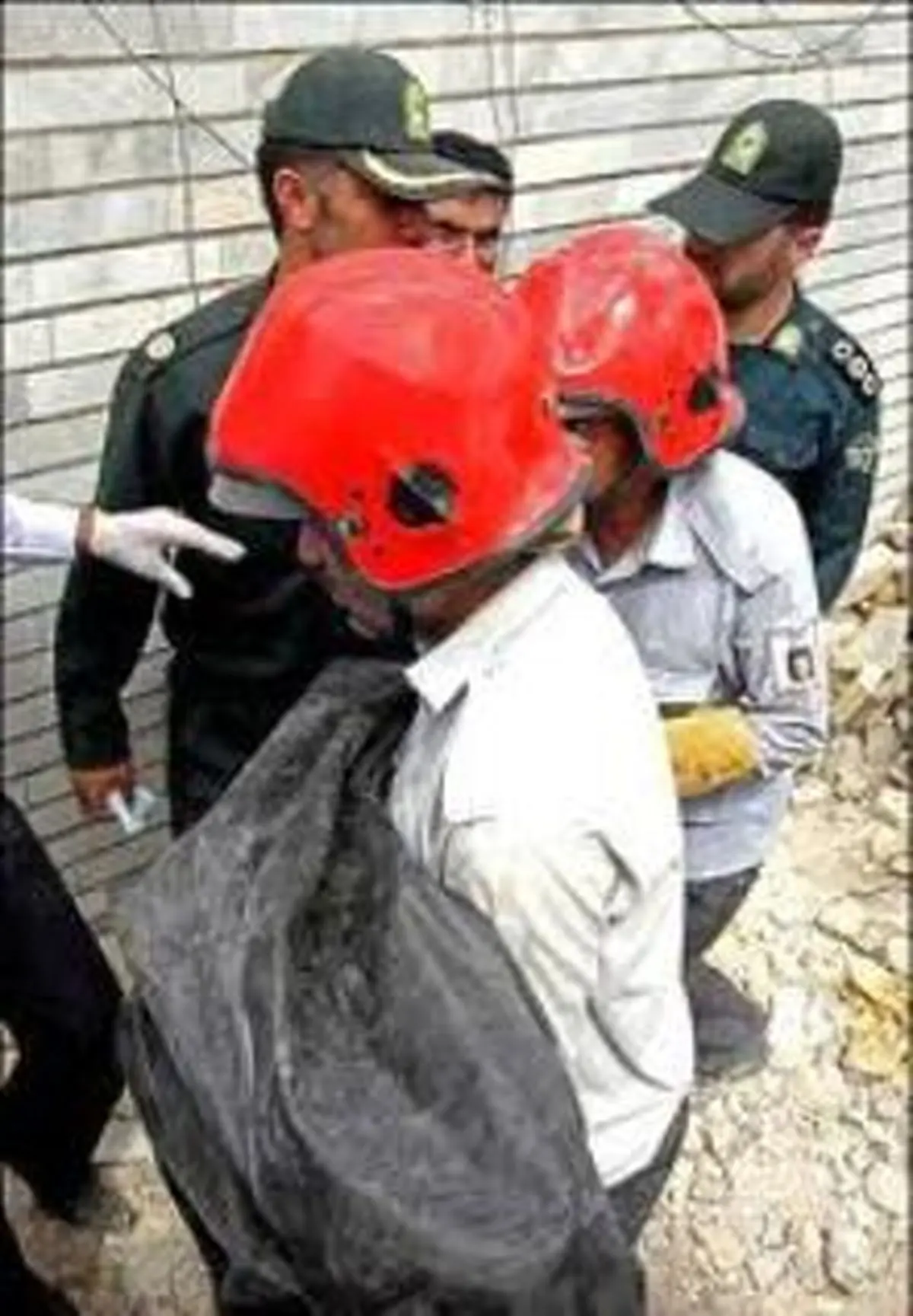 سقوط خودرو به داخل گودال ۱۰ متری جان راننده را گرفت