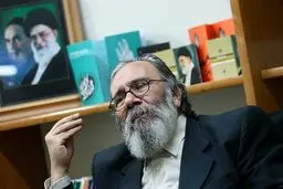گفتگو با چهره ماندگار شعر و ادب فارسی را ببینید