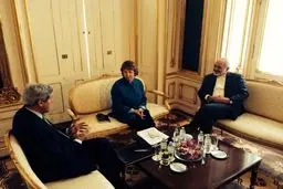 مذاکرات سه‌‌جانبه هسته‌ای ایران برای بررسی اختلافات به روز دوشنبه موکول شد