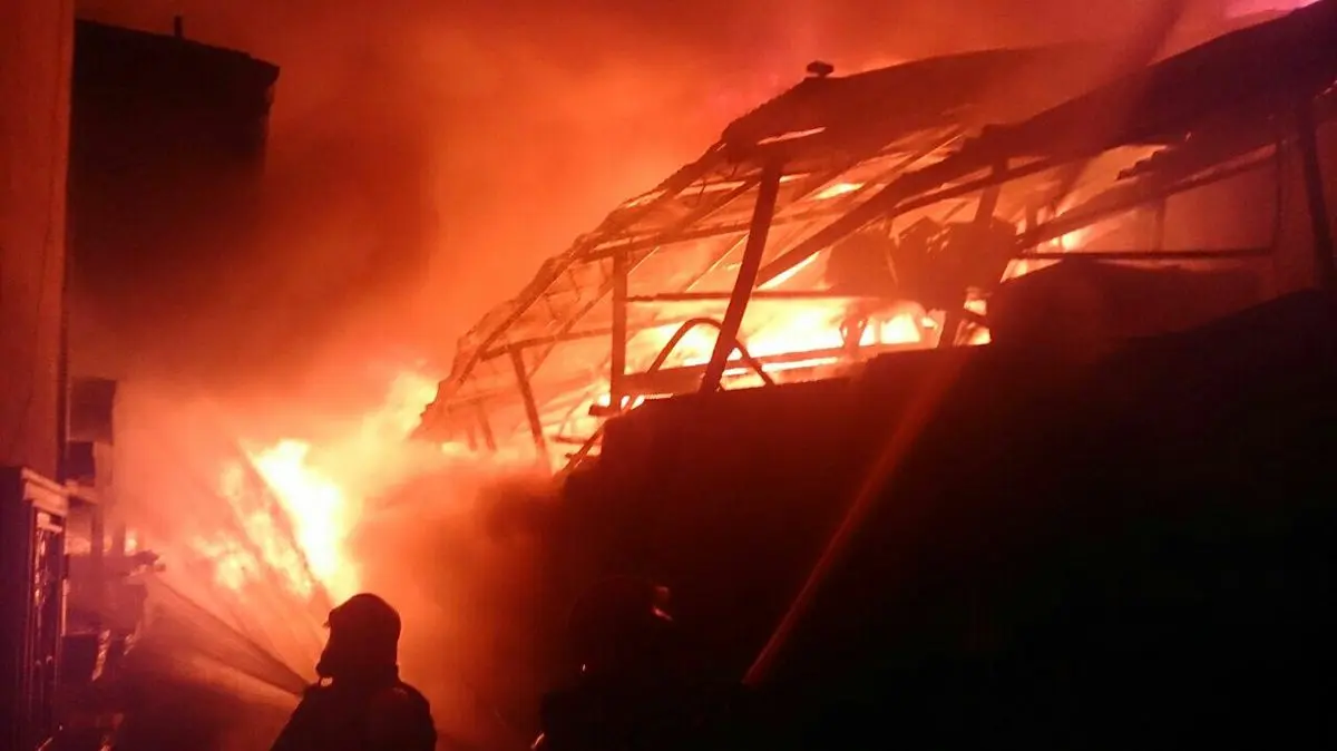 "آتش‌سوزی انبار نئوپان در مشهد بامداد امروز با تلاش آتش‌نشانی مهار شد"