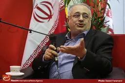 ناصری: ساده انگاری است فکر کنیم آمریکا تحریم‌ها را برمی‌دارد؛ باید به زور بگیریم