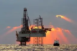 کاهش قیمت نفت از ۱۰۰ به ۸۰ دلار چه پیامدهایی برای اقتصاد نفتی ایران دارد؟