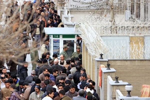 هزاران نفر برای دریافت ویزای عراق در محل کنسولگری این کشور در مشهد صف بسته‌اند