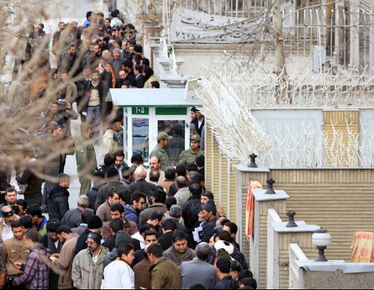 هزاران نفر برای دریافت ویزای عراق در محل کنسولگری این کشور در مشهد صف بسته‌اند