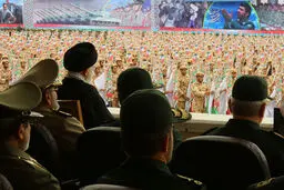 رهبر انقلاب: دنیا بر روی نیروهای مسلح ایران حساب باز می‌کند و آن را جدی می‌گیرد