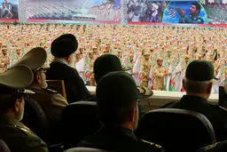 رهبر انقلاب: دنیا بر روی نیروهای مسلح ایران حساب باز می‌کند و آن را جدی می‌گیرد