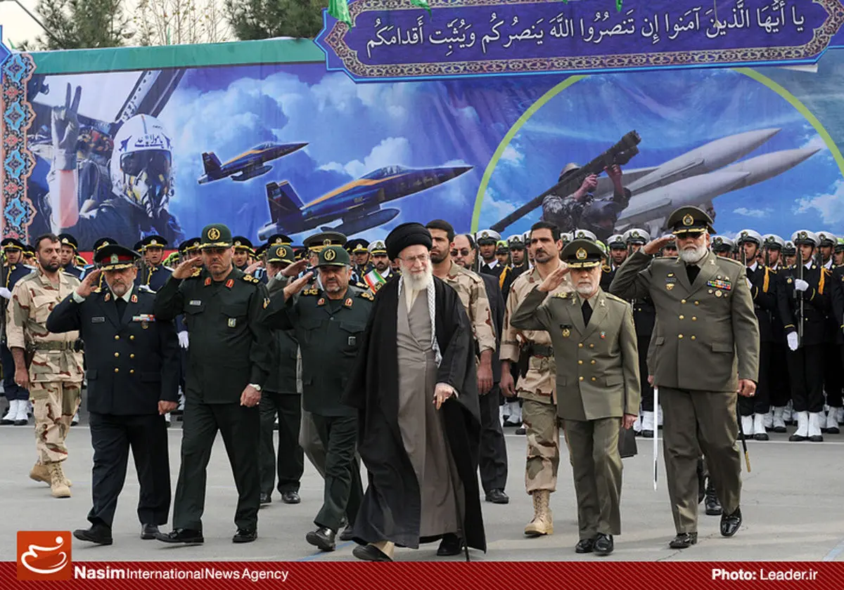 گزارش تصویری:: مراسم دانش‌آموختگی دانشجویان دانشگاه‌های افسری ارتش با حضور رهبر انقلاب