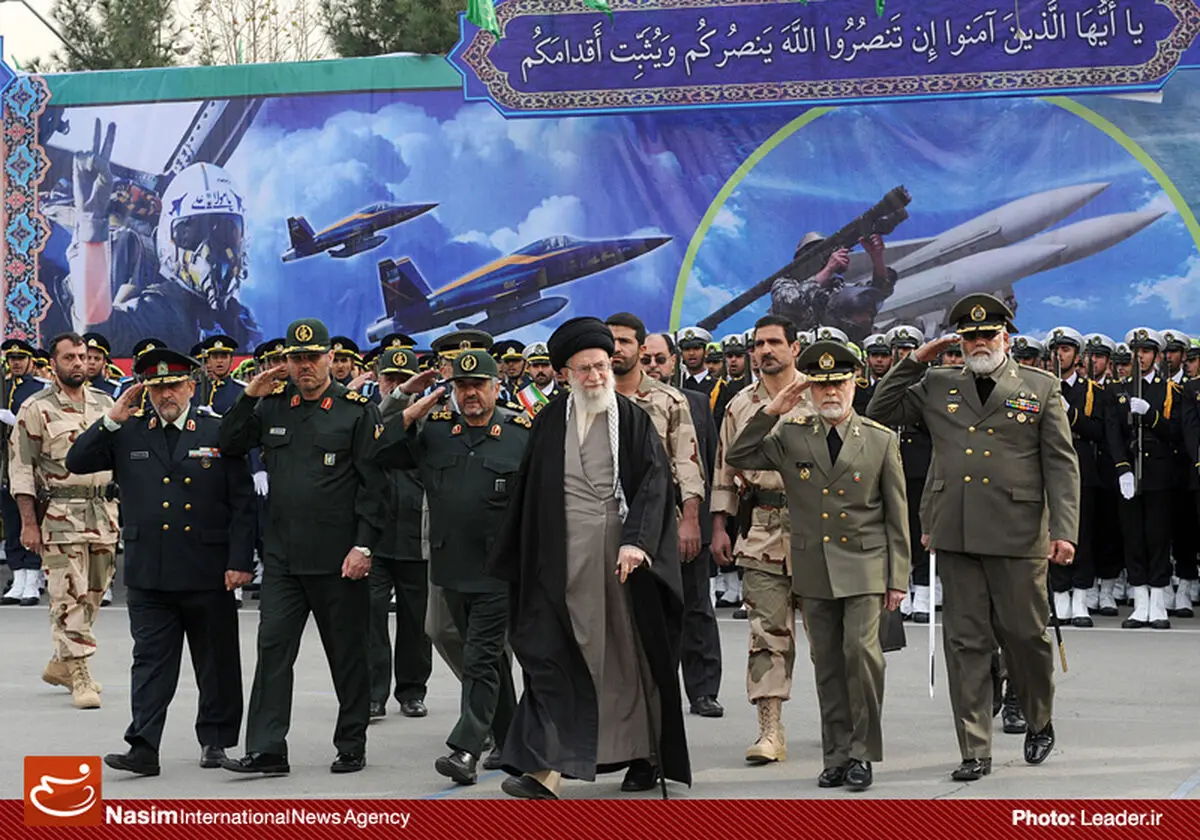 گزارش تصویری:: مراسم دانش‌آموختگی دانشجویان دانشگاه‌های افسری ارتش با حضور رهبر انقلاب