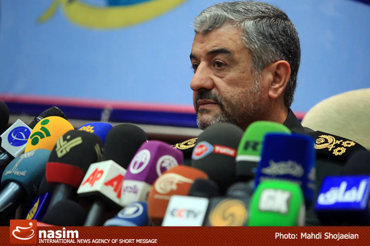 سرلشکر جعفری: مشکلاتی که در سطح ملی با آن مواجهیم تنها با حضور مردم در صحنه حل می‌شود