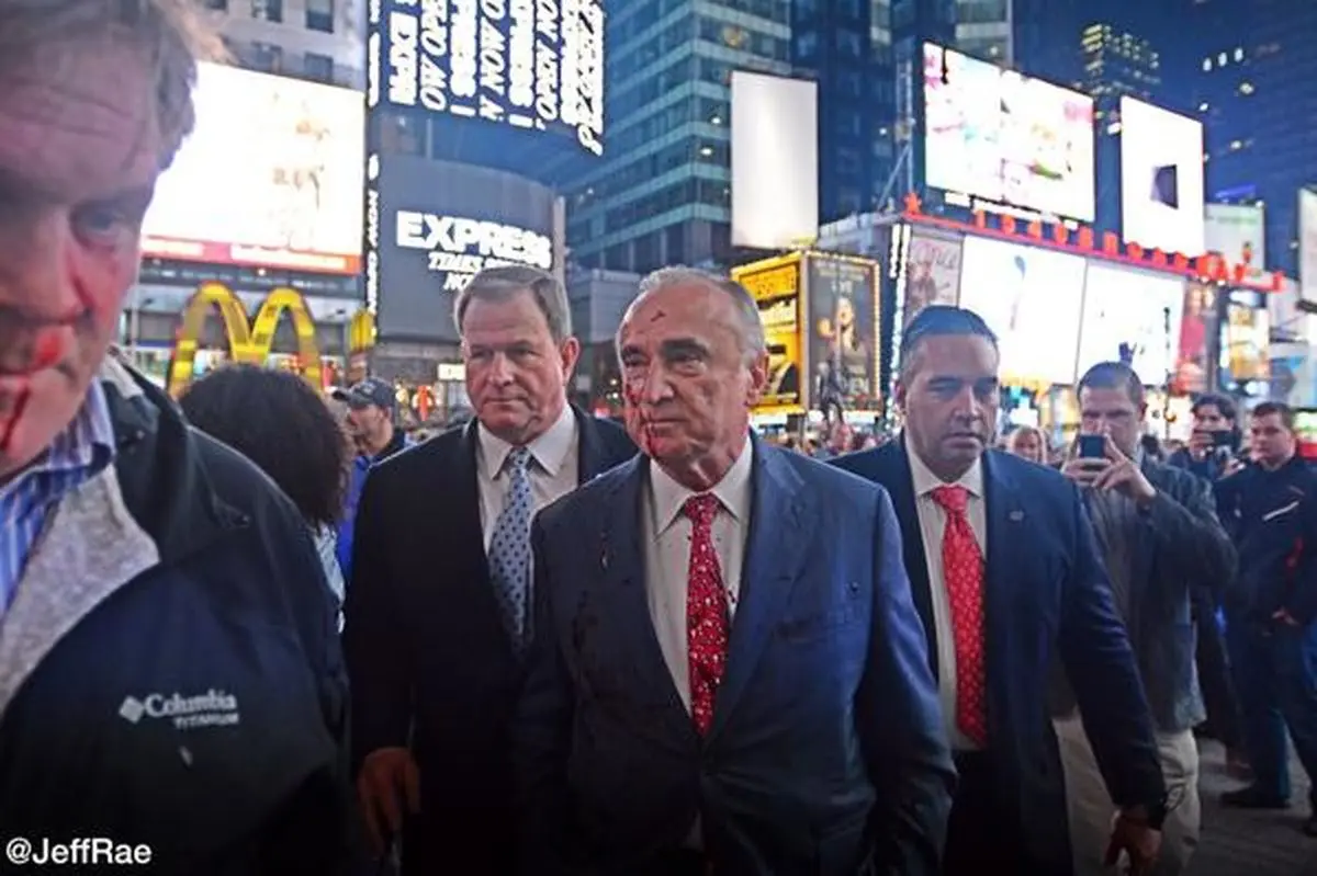 معترضان آمریکایی در تظاهرات شب گذشته سنت‌لوئیس یک خودروی پلیس را به آتش کشیدند