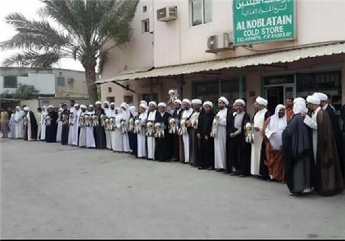 روحانیان بحرینی مقابل منزل آیت الله شیخ عیسی قاسم تحصن کردند