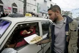 مردم غزه هلاکت چند صهیونیست در عملیات استشهادی فلسطینیان را جشن گرفتند