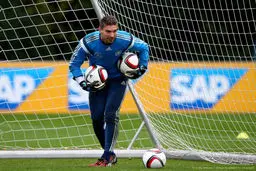 بوروسیا دورتموند دروازه‌بان هانوفر را زیرنظر دارد