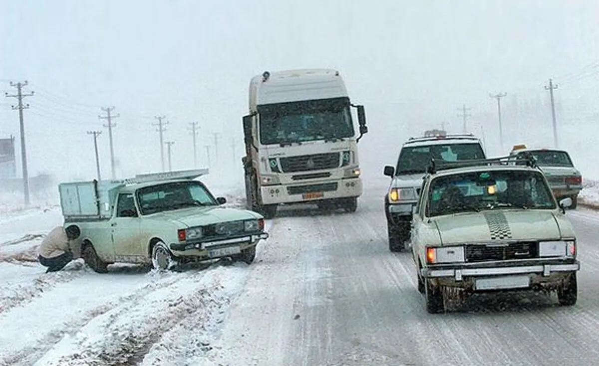 برف و باران جاده‌های نیمی از  کشور را در برگرفت