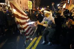 دو مامور پلیس آمریکا در منطقه‌ای در نزدیکی شهر فرگوسن هدف تیراندازی قرار گرفتند