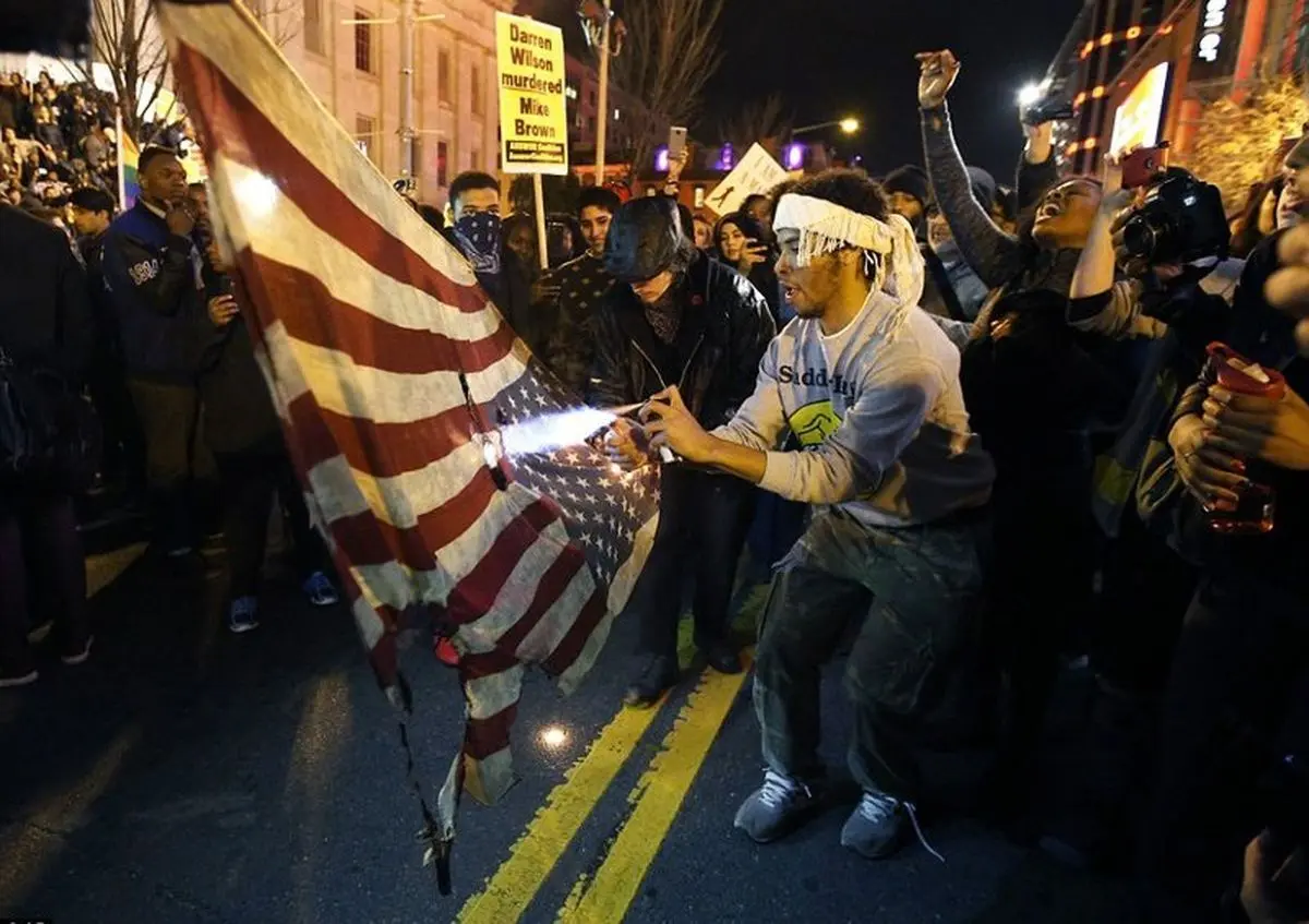 دو مامور پلیس آمریکا در منطقه‌ای در نزدیکی شهر فرگوسن هدف تیراندازی قرار گرفتند