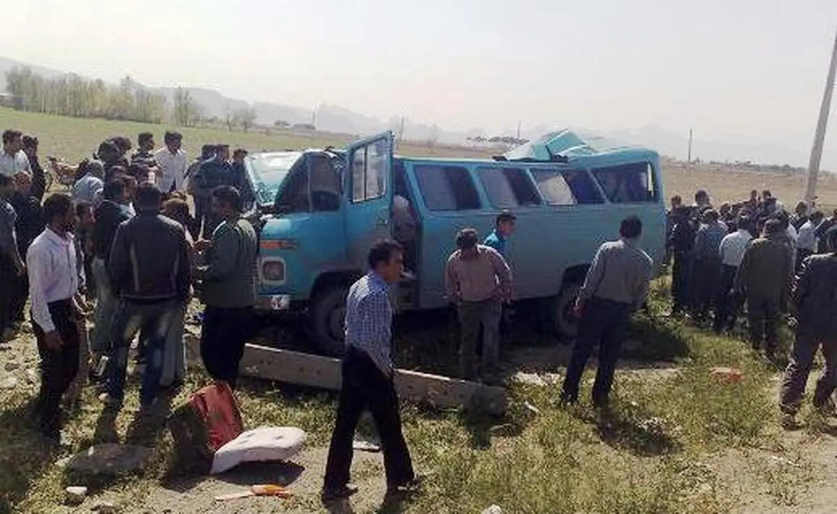 برخورد مینی‌‌بوس با گاردریل سه کشته و ۲۲ مجروح برجای گذاشت