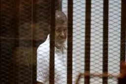 محاکمه محمد مرسی و ۱۳۰ متهم دیگر امروز از سر گرفته می‌شود