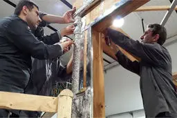 مرحله نصب تاج‌های ضریح جدید حضرت عباس(ع) آغاز شد