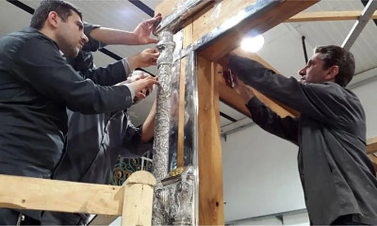 مرحله نصب تاج‌های ضریح جدید حضرت عباس(ع) آغاز شد