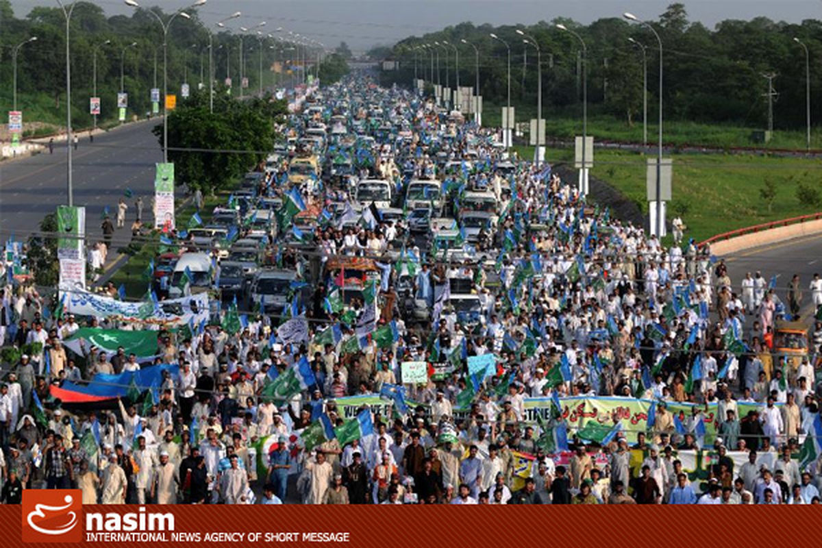 ده‌ها هزار نفر از مخالفان دولت پاکستان روز گذشته مقابل پارلمان این کشور تظاهرات کردند
