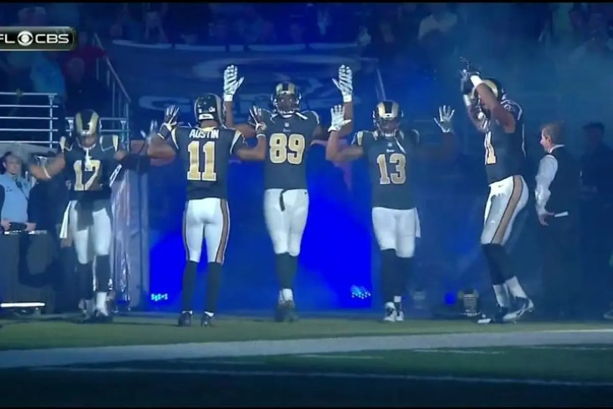 پلیس آمریکا خواستار عذرخواهی فوتبالیست‌ها به دلیل حمایت نمادین از اعتراضات مردم فرگوسن شد