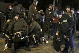 پلیس آمریکا در ادامه بازداشت معترضان، ۱۴ نفر دیگر از جمله یک کشیش را بازداشت کرد