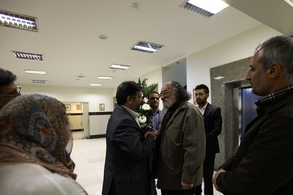 نماینده محمد سرافراز از انوشیروان ارجمند در بیمارستان عیادت کرد