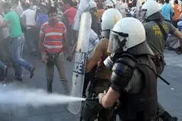 پلیس یونان بیش از ۲۰۰ نفر از معترضان به خشونت نیروهای دولتی را بازداشت کرد