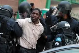 اعتراضات به تبعیض نژادی در آمریکا با وجود سرکوب پلیس و بازداشت معترضان ادامه دارد