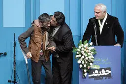 محمدحسین جعفریان جایزه دبیر سینماحقیقت را در بخش 