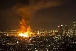 آتش‌سوزی مهیب در مرکز لس‌‌آنجلس موجب بسته شدن دو آزادراه شد