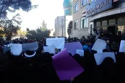 سالن سخنرانی فائزه هاشمی در دانشگاه آزاد مشهد با دانشجویان دیگر دانشگا‌ه‌های مشهد پر شد