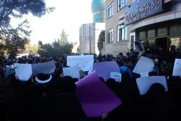 سالن سخنرانی فائزه هاشمی در دانشگاه آزاد مشهد با دانشجویان دیگر دانشگا‌ه‌های مشهد پر شد