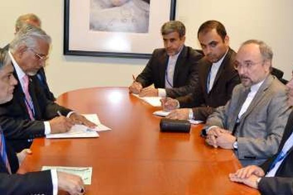 ایران و پاکستان پنج یادداشت تفاهم همکاری امضا کردند