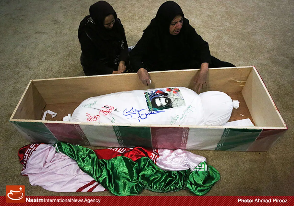 گزارش تصویری:: دیدار خانواده شهید محسن رجبی با پیکر فرزندشان