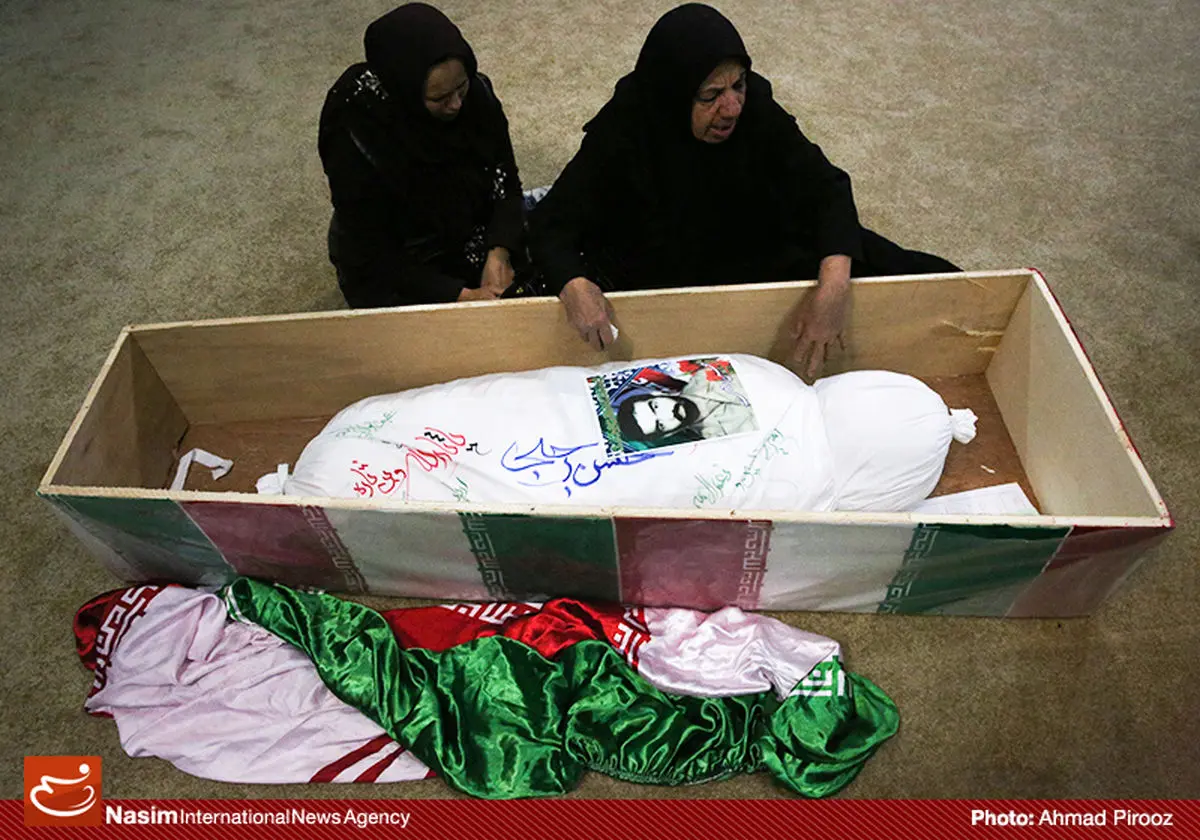 گزارش تصویری:: دیدار خانواده شهید محسن رجبی با پیکر فرزندشان