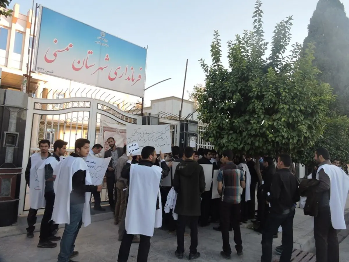 تجمع دانشجویان نورآبادی در اعتراض به "سخنان هتاکانه مدیر مسئول روزنامه ابتکار" برگزار شد