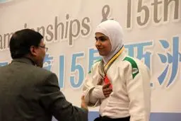 جودوکار محجبه ایران از دست دادن با نایب رئیس اتحادیه آسیا امتناع کرد